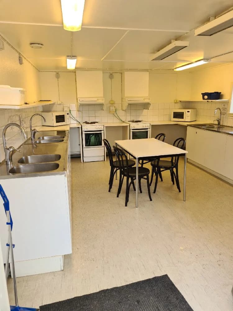 Upptäck Tyrislöt Camping – idylliska ställplatser för husbil/husvagn i Sankt Annas skärgård. Service, havsutsikt, bad, lanthandel & restaurang. Boka idag!