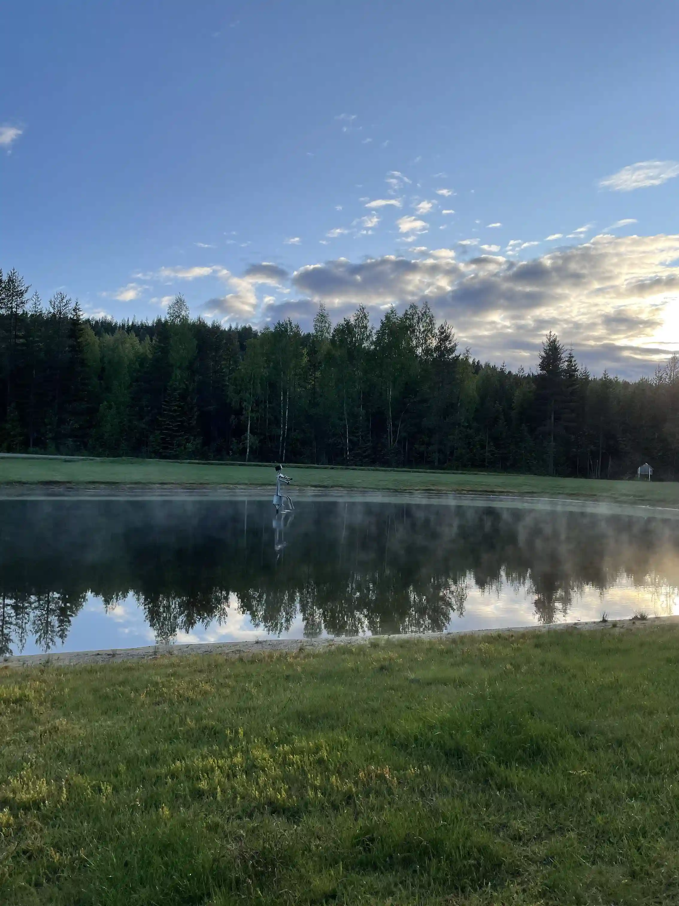 Upptäck Ljusvattnets camping – natursköna ställplatser för husbil/husvagn vid klara sjöar. Nära bad, fiske, bastu & service. Boka din plats i Västerbotten!