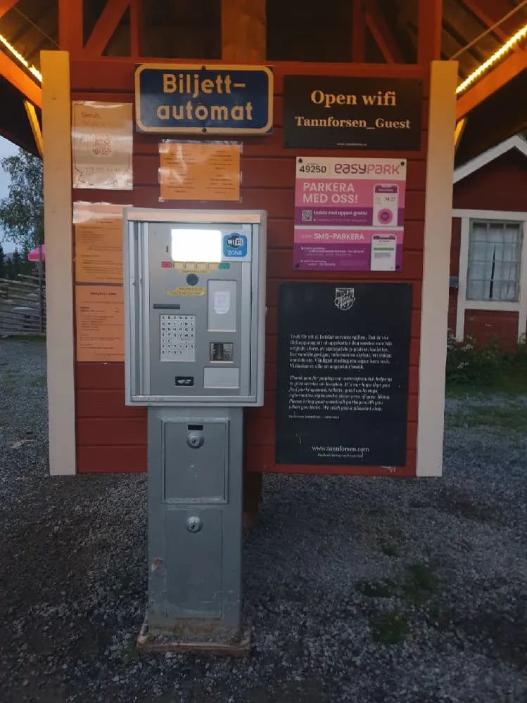 Unik ställplats för husbil vid Tännforsen, Sveriges största vattenfall. 9 elplatser, servicehus med dusch/WC. Nära natur & café. Ingen förbokning.