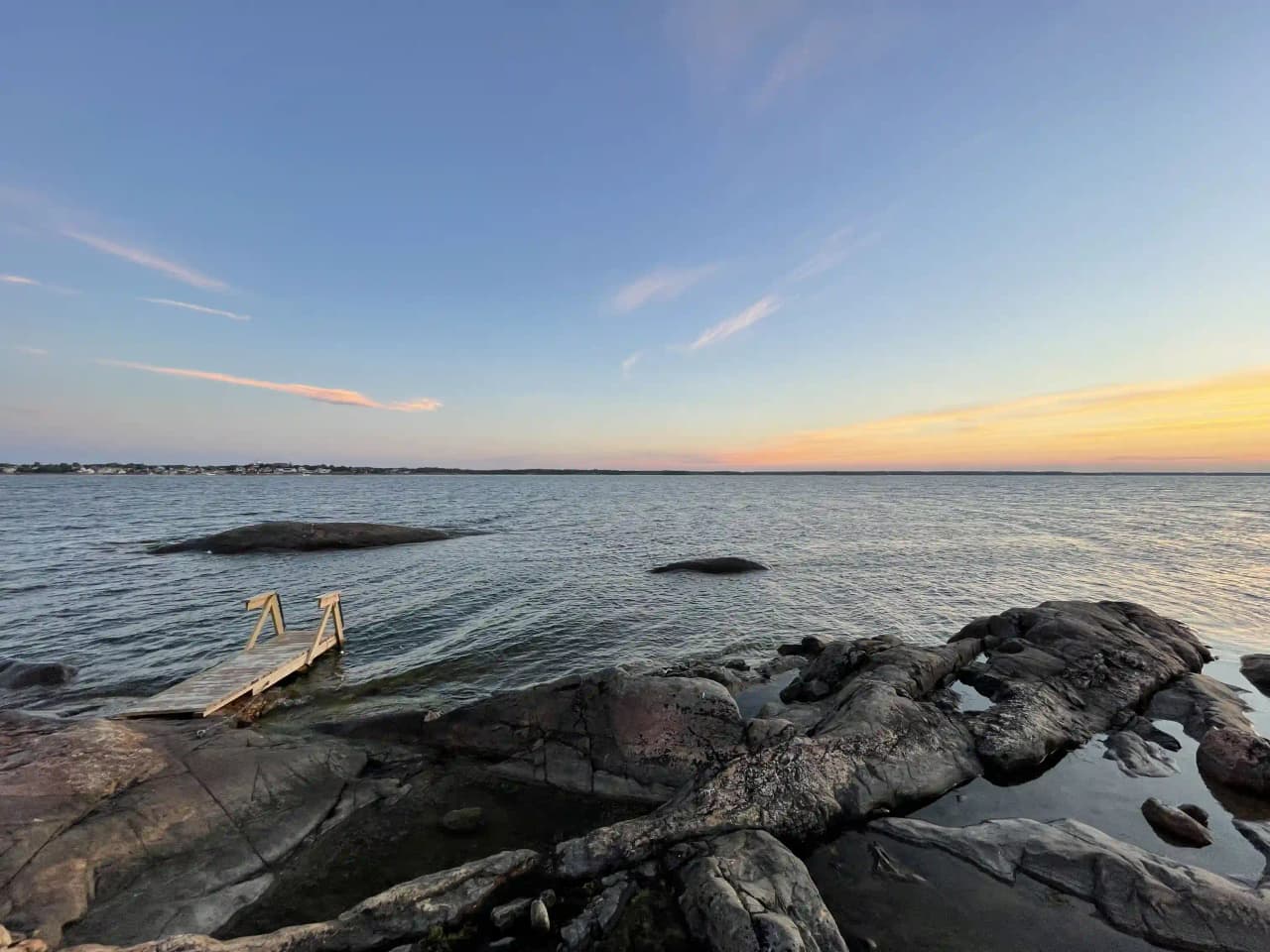 Upptäck Gräsöbadens Familjecamping! Havsnära ställplatser för husbil & husvagn på Gräsö nära Öregrund. Boka din plats med el, njut av bad & aktiviteter.