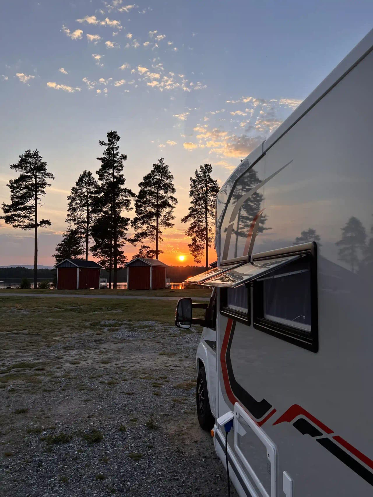 Hitta din ställplats på Camp Igge i Iggesund! Naturskönt vid sjö nära Hudiksvall. El, service, dusch, WC, tömning för husbil/husvagn. Aktiviteter!