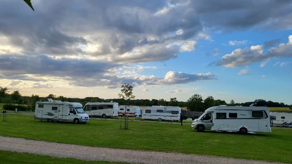 Unik ställplats vid Tykarpsgrottan i Hässleholm. Platser för husbil/husvagn med el, servicehus, tömning & café. Upplev grottäventyr & natur!