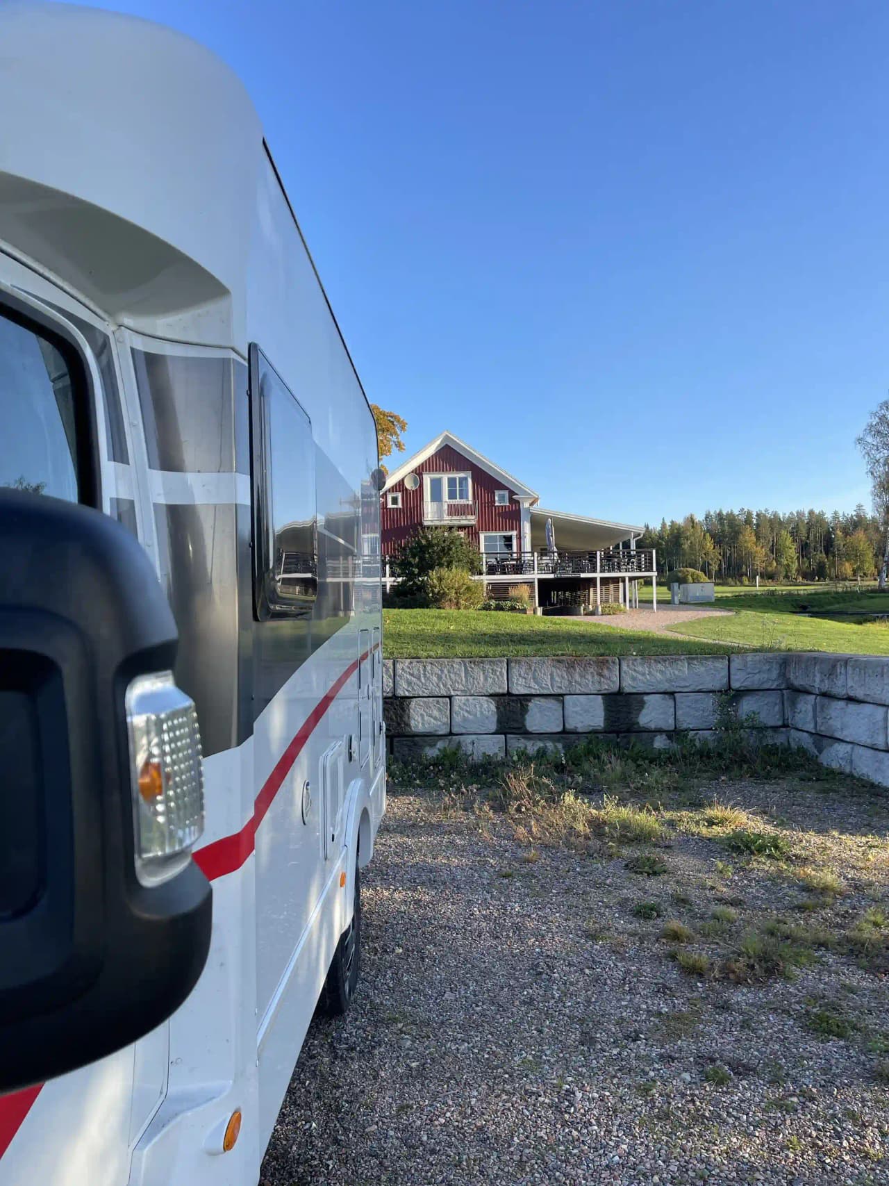 Ställplats vid Öjestrand GK, Njurunda. El, servicehus, latrintömning, restaurang & golf vid sjön Öjen. Perfekt för husbil/husvagn nära Sundsvall.