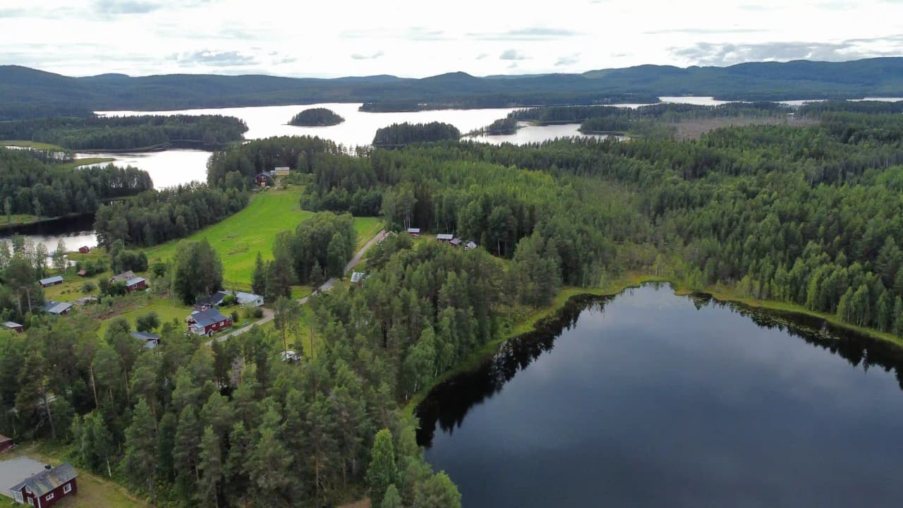 Hitta din ställplats vid sjön på Rossön Camping i Jämtland. Lugn camping med el/utan el, servicehus, dusch, WC, latrintömning. Boka din husbilsplats!