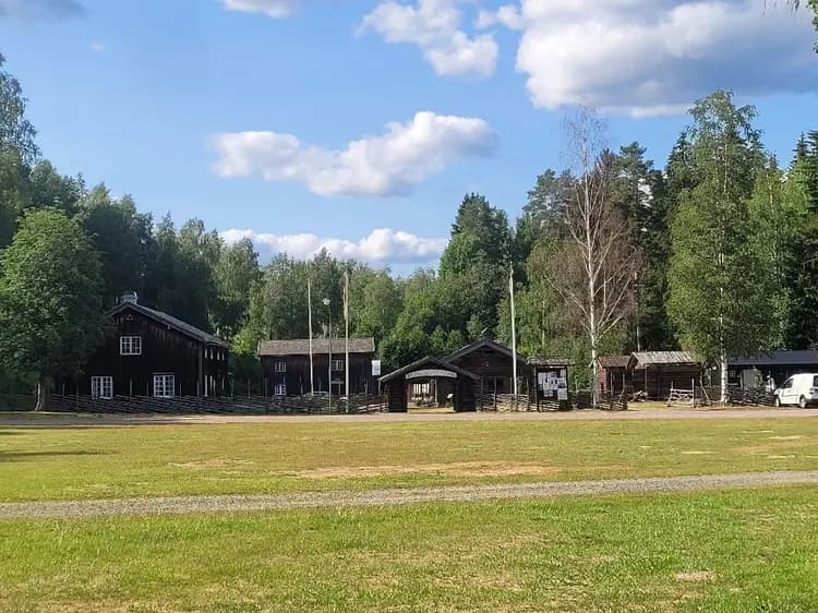 Upptäck Gräsmarks Hembygdsgård: en naturskön ställplats i Värmland vid Rottnan. Service, el, fiske, kanot, vandring & kultur. Perfekt för husbil!