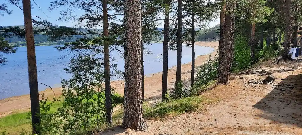 Upptäck Ljusdals Camping – året runt-öppna ställplatser vid sjö i Hälsingland. Full service, pool, strand, aktiviteter för familjen nära Ljusdal & Järvsö.