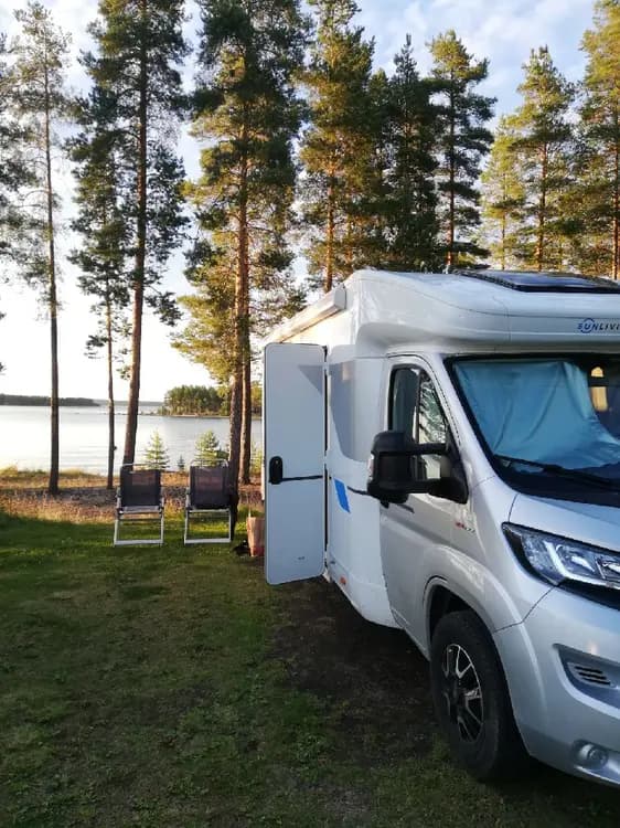 Upptäck Bovikens Havsbad nära Skellefteå – perfekt ställplats för husbil/husvagn vid havet med sandstrand, elplatser, restaurang & full service.