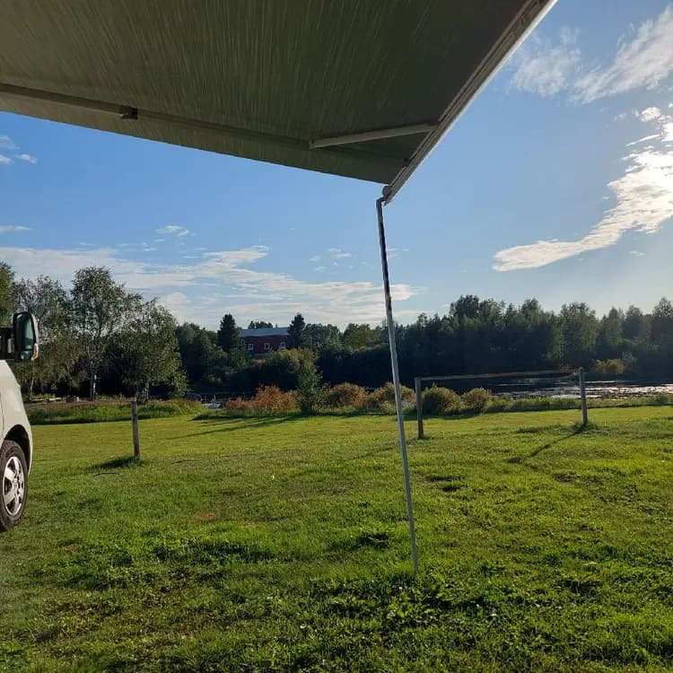 Upptäck Sangis Motell och Camping – din ställplats i Norrbotten med el, dusch, WC, vatten & latrintömning. Perfekt läge vid E4 nära Sangisälven.