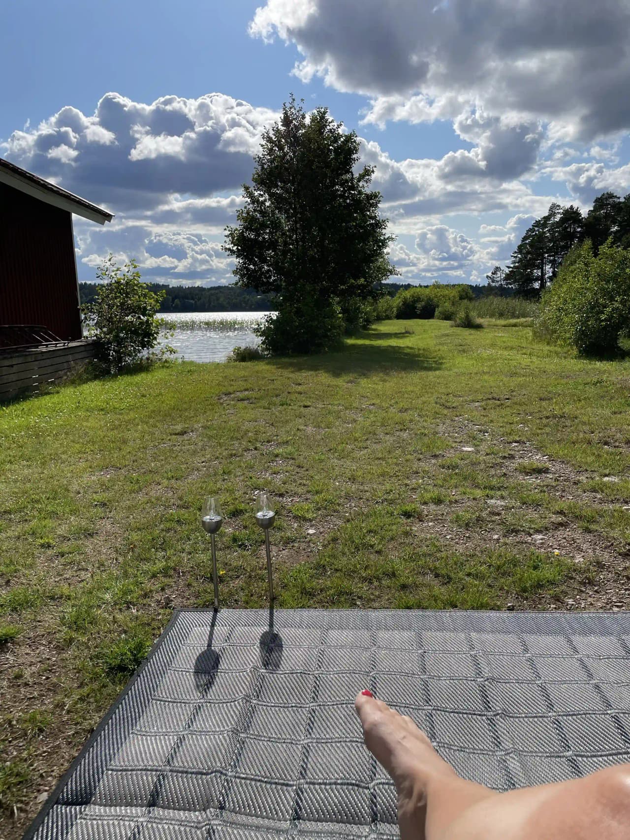 Upptäck Stora Rödje i Ydre – unik ställplats vid sjön Sommen. Njut av utsikt, bastu, kajak & café. Perfekt för husbil nära Östgötaleden. Boka din plats!