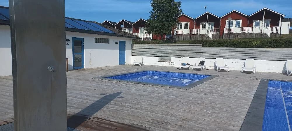 Ställplats Allégården Kastlösa på södra Öland. Nära Stora Alvaret & Ölandsleden. El, dusch, WC, restaurang. Perfekt för vandring & cykling. Boka nu!