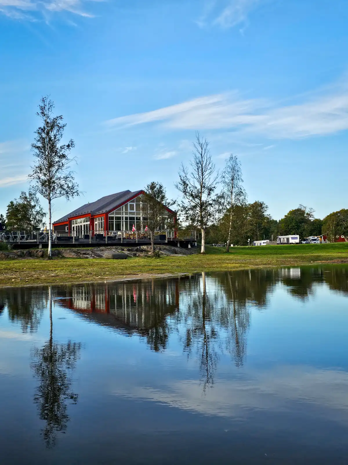 Upptäck Ekenäs Gästhamn & Camping – naturskön ställplats på Värmlandsnäs vid Vänern. Perfekt för husbil/husvagn med fiske, marina & restaurang.