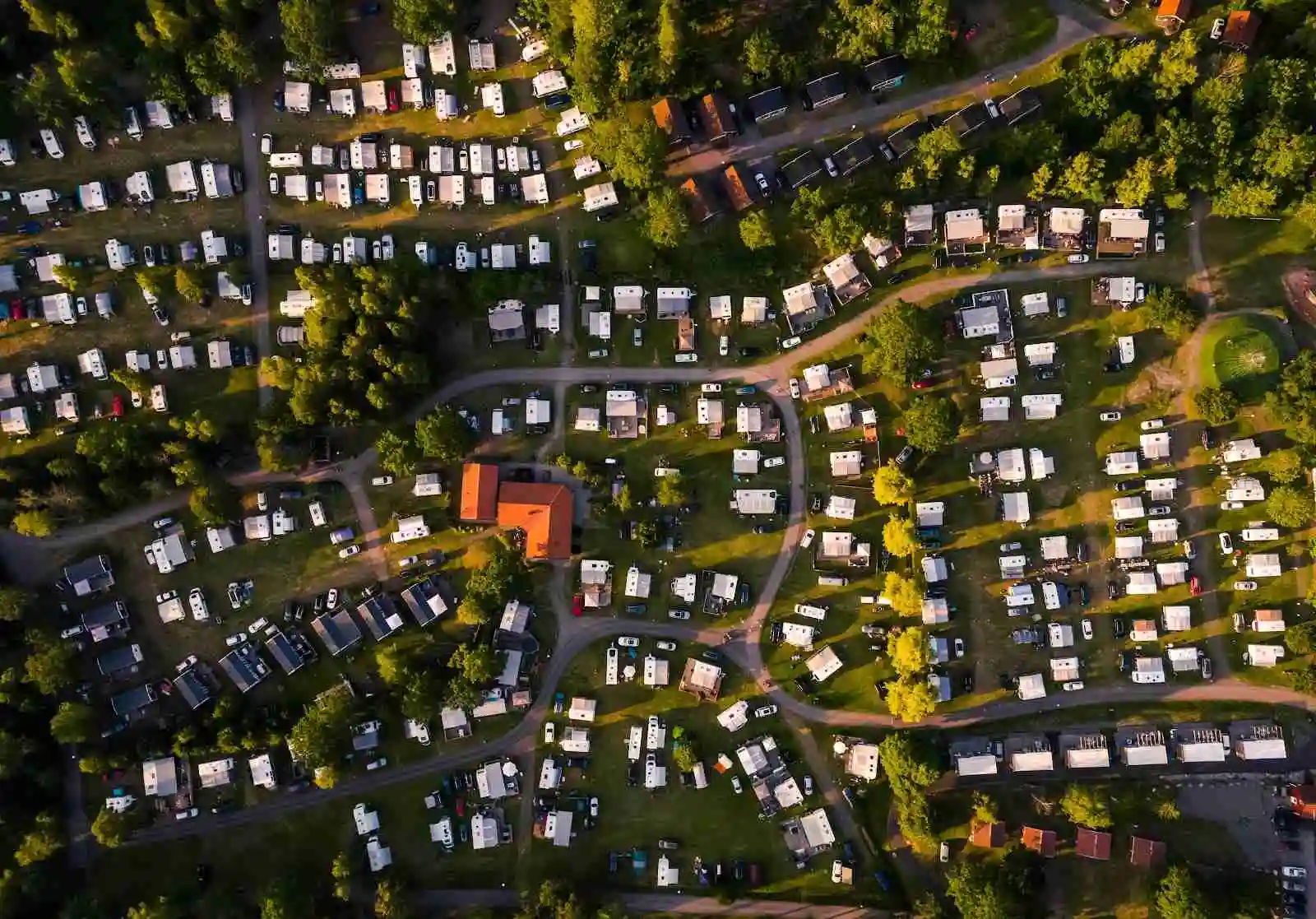 Hitta din perfekta ställplats på Västervik Resort! Femstjärnig anläggning vid havet med el, service, äventyrsbad, spa & restauranger. Öppet året runt.