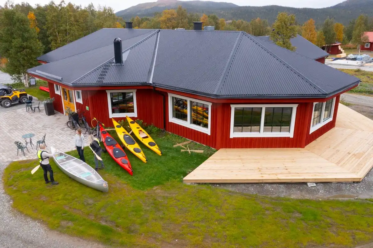 Upptäck Camp Kittelfjäll! Året runt-öppna ställplatser för husbil/husvagn med el, servicehus & nära till skidåkning, vandring & fiske i Kittelfjäll.