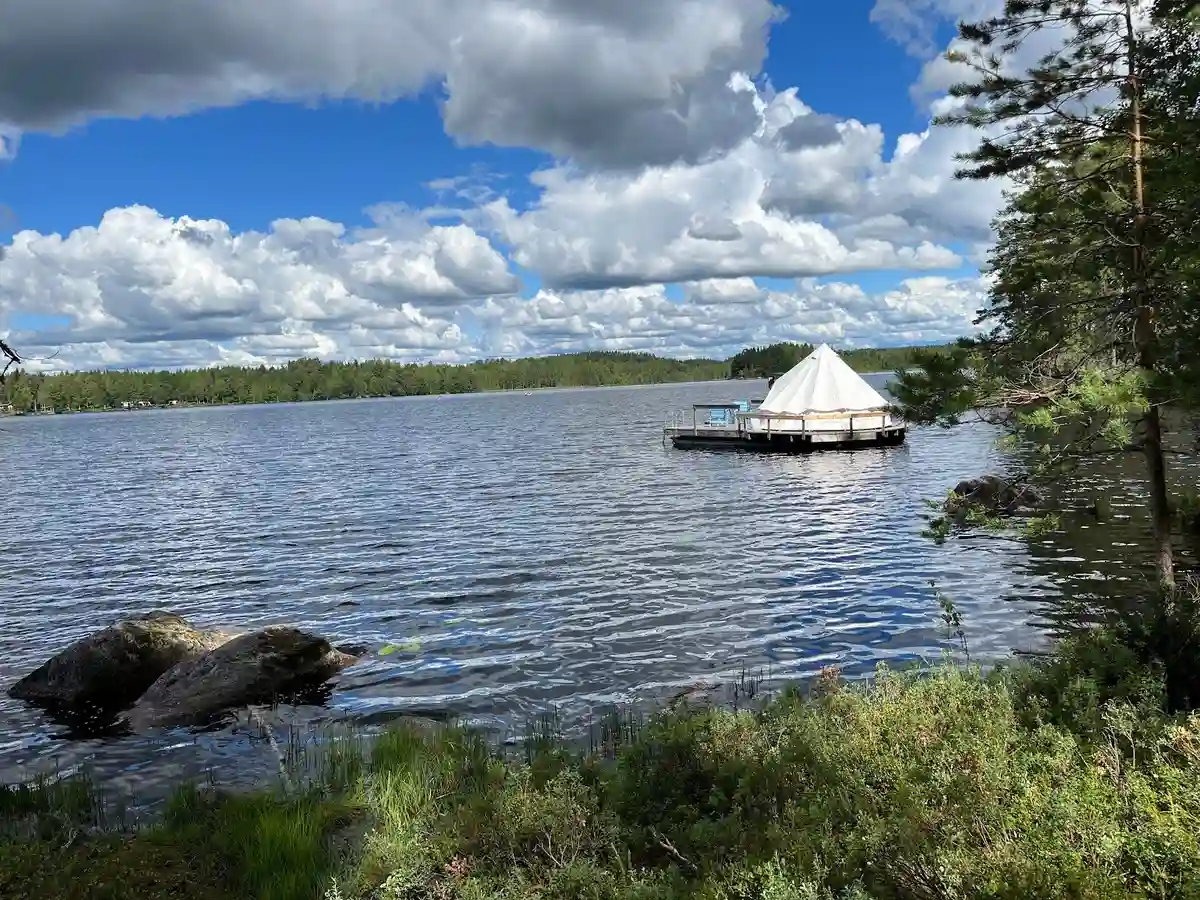 Upptäck Värmlandsgården i Hagfors – naturskön ställplats vid sjö. Full service för husbil/husvagn. Kanot, kajak, fiske, vandring, MTB, café & bastu.