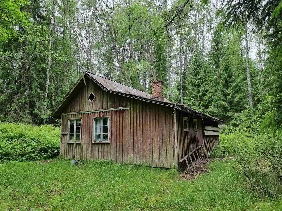 Upptäck Elovsbyn Camping & Kanot i Årjäng, Värmland. Perfekt ställplats för husbil/husvagn med el, dusch, WC & kanotuthyrning vid DANO-sjösystemet.