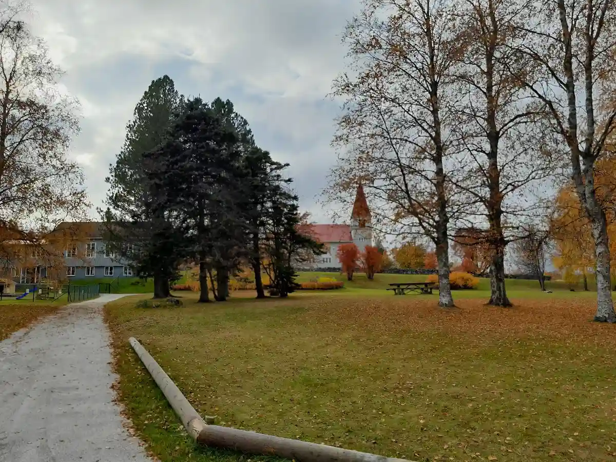 Upptäck Fällfors Camping, en unik ställplats vid Byskeälven. Perfekt för husbil/husvagn med el, servicehus & tömning. Nära laxfiske & naturaktiviteter.