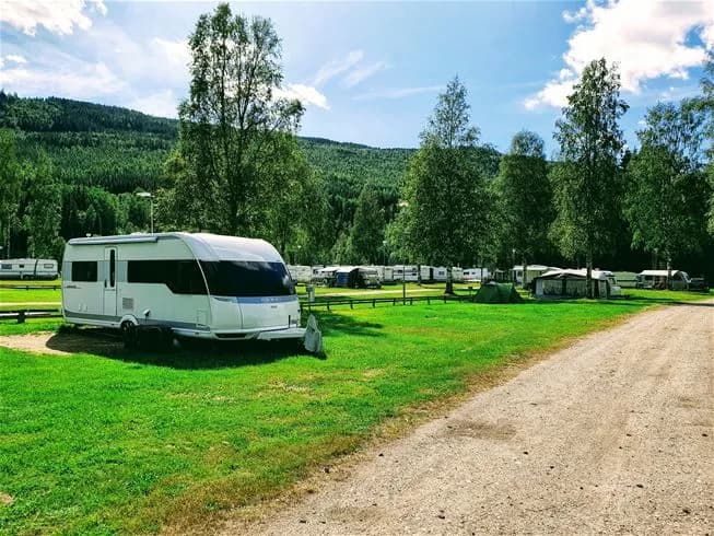Året runt-öppna ställplatser för husbil/husvagn vid Klarälven i Sysslebäck. Nära Branäs. Fiske, paddling, pool, bastu, vandring & full service.