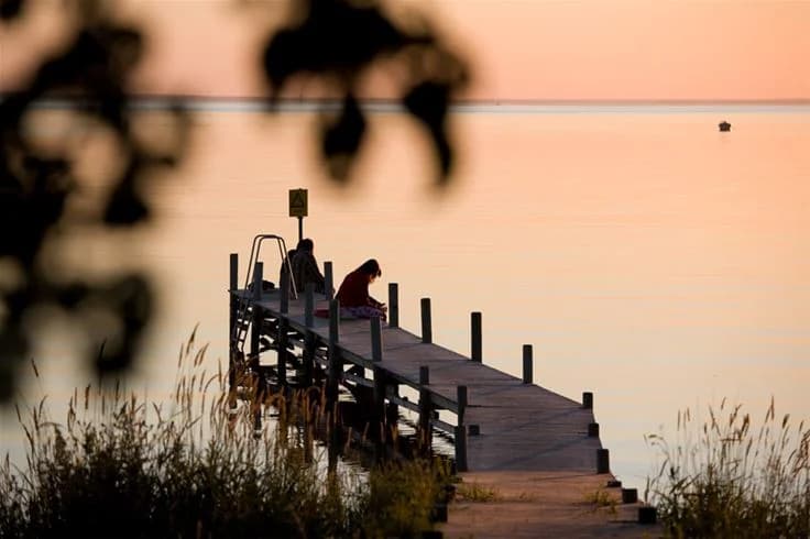 Hitta din perfekta ställplats på Öland hos Lundegård Camping! Njut av stora tomter, pool, padel, restaurang & havsbad i Köpingsvik. Boka din husbilsplats!