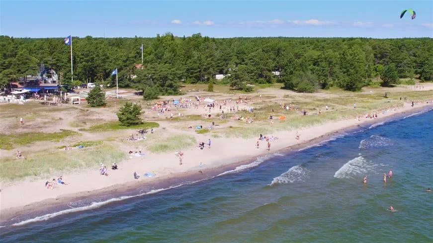 Upptäck Ljugarns Semesterby & Camping! Ställplatser vid Gotlands vackraste strand med pool, el, service och nära till allt. Boka din plats vid havet!