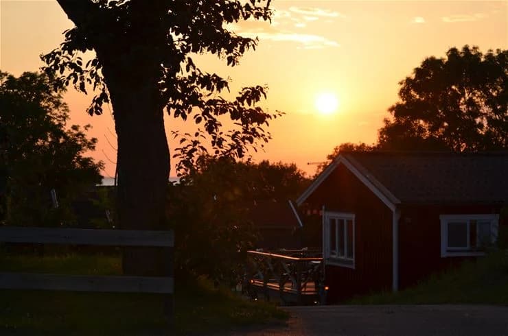 Upptäck Klinta Camping i Köpingsvik, Öland! Perfekt ställplats vid havet med sandstrand, barnklubb & massor av aktiviteter. Boka din husbilsplats idag!