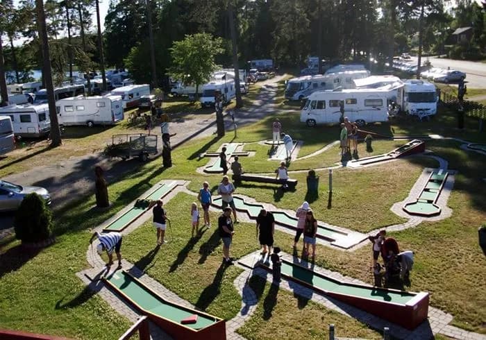 Upptäck Karlsborgs Camping – natursköna ställplatser & camping vid Vättern/Bottensjön. Fullservice, familjevänligt, nära Karlsborgs Fästning. Boka nu!