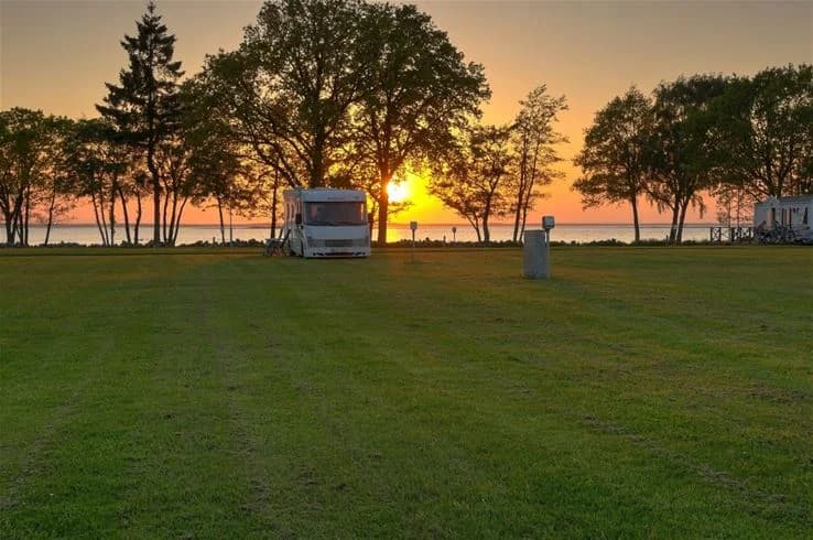 Ställplats Saxnäs Camping på Öland! Njut av husbilsplatser vid havet med el, vatten & avlopp. Pool, restaurang, padel, hundvänligt. Boka din plats!