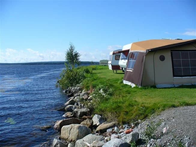 Upptäck Västra Kajen Camping i Piteå! Citynära ställplatser för husbil vid Piteälven med älvutsikt, service, café & Wi-Fi. Öppet året runt. Boka nu!