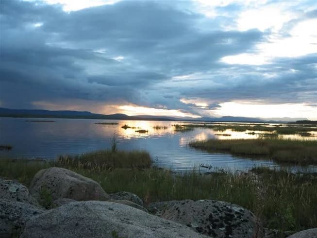 Upptäck Svegs Camping – centrala ställplatser i Sveg, Härjedalen. Öppet året runt vid Ljusnan med full service, nära badhus & natur. Boka din husbilsplats!