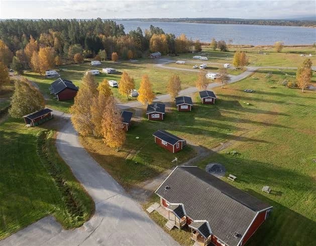 Upptäck Nordmalings Camping! Havsnära ställplatser med el, toppmodernt servicehus (gratis dusch/tvätt), WiFi & året runt öppet. Boka din plats idag!