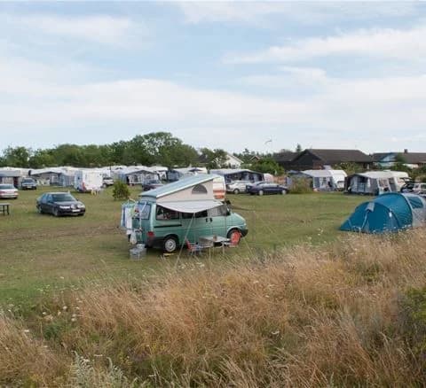 Hitta din perfekta ställplats på Neptuni Camping i Byxelkrok, Öland. Havsnära läge, elplatser, full service för husbil/husvagn. Familjevänligt!