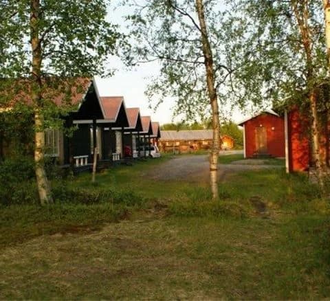 Upptäck Karesuando Camping & Rekreation – Sveriges nordligaste ställplats! Njut av midnattssol, fiske, bastu & vandring vid Muonioälven. Husbil/Husvagn.