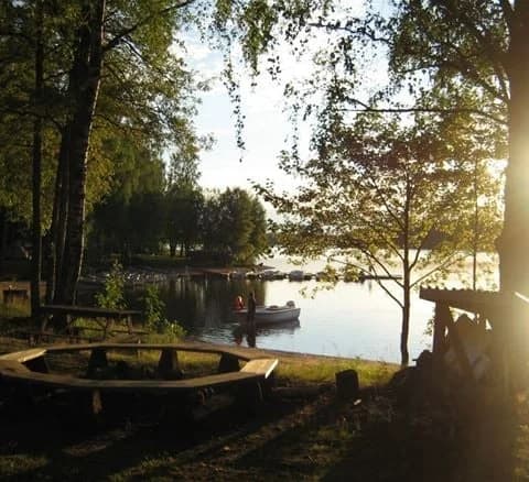 Upptäck Jälluntofta Camping – natursköna ställplatser vid sjön Jällunden. Året runt-öppet, familjevänligt med bad, fiske & vandring. Boka din plats nu!