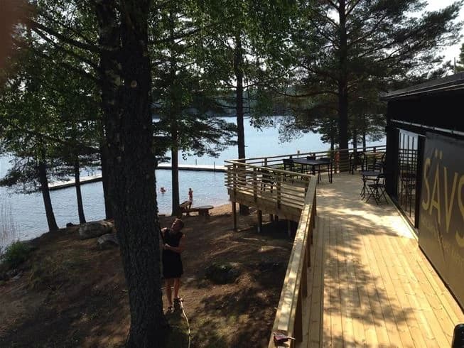 Upptäck Grums Fish n´ Camp - Sävsjön! Naturnära ställplatser vid sjö med fiske, bad, paddling & lugn. Service, Wi-Fi & nära Borgvik. Boka din plats!