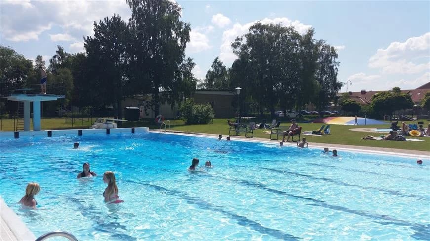 Hitta din perfekta ställplats på Nossebro Bad & Camping! Året runt öppet med pool, äventyrsgolf, elplatser & service. Familjevänligt & husdjur välkomna.