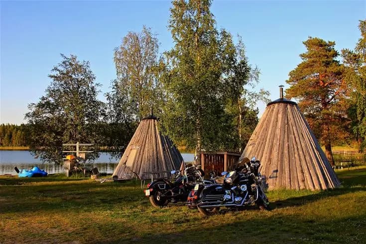 Hitta din perfekta ställplats vid Saiva Camping i Vilhelmina! Rymliga tomter (100+ kvm) med el vid Volgsjön. Fiske, bad, vandring & aktiviteter. Öppet året runt.