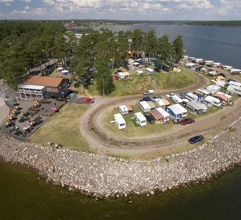Upptäck Örnäs Camping i Åmål! Perfekta ställplatser vid Vänern med el, service, restaurang & aktiviteter. Naturnära och stadsnära året runt. Boka nu!