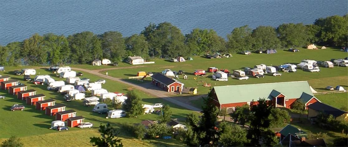 Upptäck Getingaryds Camping & Stugor! Naturnära ställplatser vid Vättern nära Gränna. Lugn miljö, sjöutsikt, bad, bastu, minigolf & hundvänligt.
