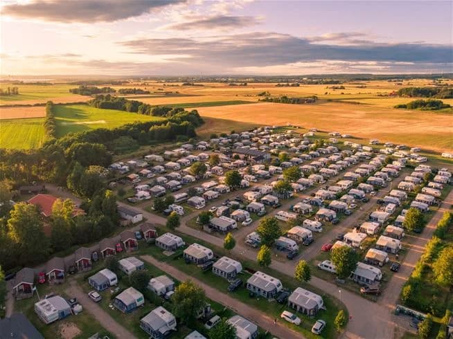 Upptäck Gullbrannagården! Året runt-öppen ställplats nära Halmstad & hav. Anpassade husbilsplatser, full service, massor av aktiviteter & restaurang.