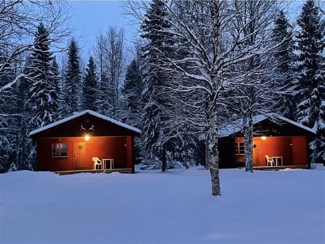Upptäck Valsjöbyns Camping – en åretruntöppen ställplats i Jämtland vid sjön. Perfekt för husbil/husvagn med Drömfiske, vandring & moderna faciliteter.