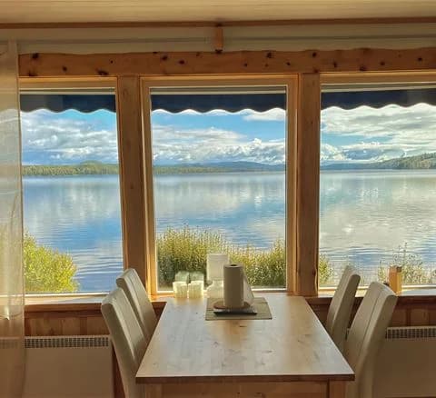 Upptäck Torsby Camping! Natursköna ställplatser för husbil vid sjön Fryken i Värmland. Full service, restaurang, strand, bastu & aktiviteter. Boka nu!