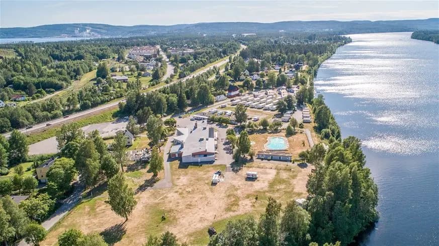 Hitta din perfekta ställplats på Bergeforsparkens camping i Sörberge! Njut av pool, äventyrsgolf, fiske & full service för husbil/husvagn. Familjevänligt!