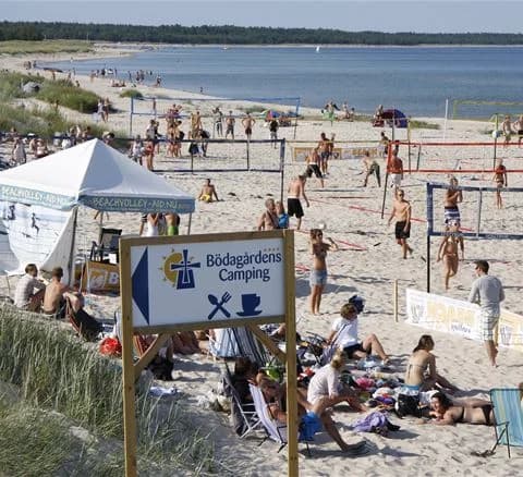 Hitta din perfekta ställplats på Bödagårdens Camping vid Böda strand, Öland. Fullservice för husbil/husvagn, familjevänligt, aktiviteter & nära havet.