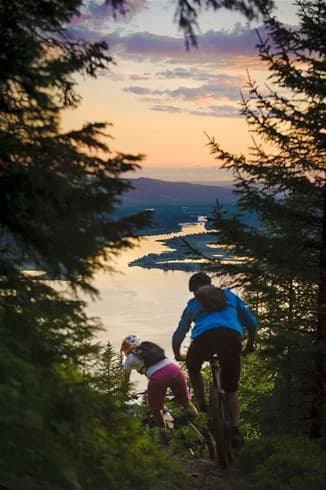 Upptäck Åre Camping: Ställplatser för husbil & husvagn med el och magisk utsikt över Åreskutan. Öppet året runt nära skidåkning, vandring & cykling.