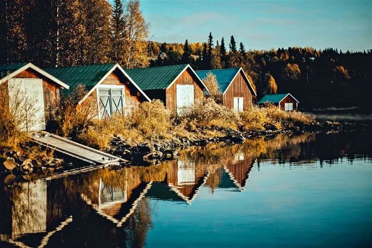 Upptäck Åkersjöstrand Camping – natursköna ställplatser i Jämtland vid sjö. Öppet året runt med fiske, skidåkning, skoter och full service. Boka din plats!