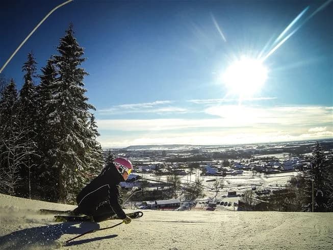 Upptäck Mösseberg Camping i Falköping! Året runt-öppna ställplatser & camping för husbil/husvagn med el, service & utsikt. Nära skidåkning, MTB & zoo.