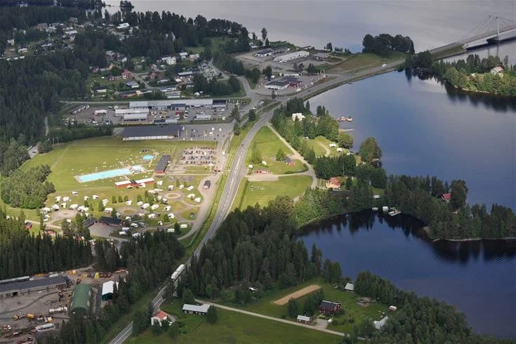 Upptäck Strömsunds Camping – året runt-öppen ställplats vid Ströms Vattudal. Elplatser, pool, strand, restaurang & massor av aktiviteter. Husbil/husvagn.
