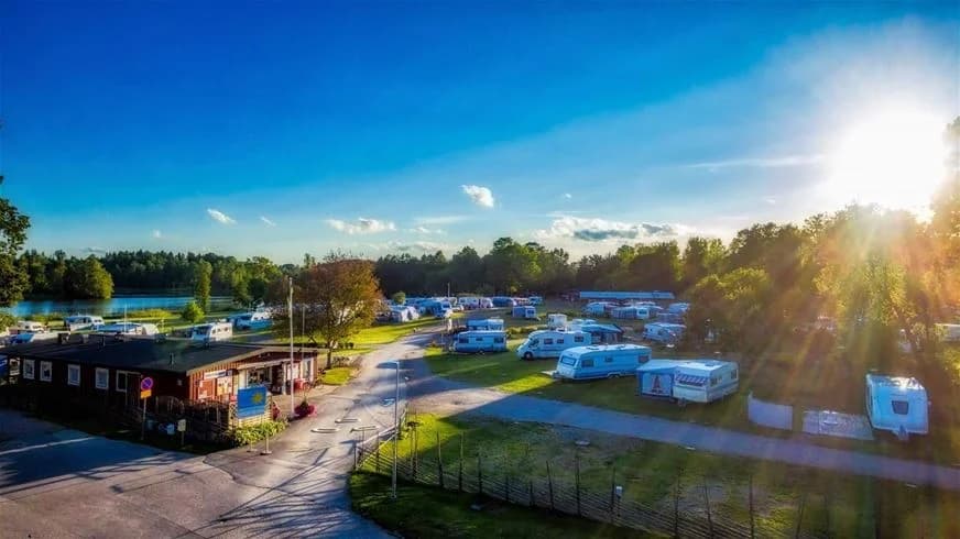 Upptäck Djulö Camping i Katrineholm! Natursköna ställplatser vid sjö, öppet året runt. Perfekt för husbil/husvagn. Bad, kanot, cykel & familjeaktiviteter.