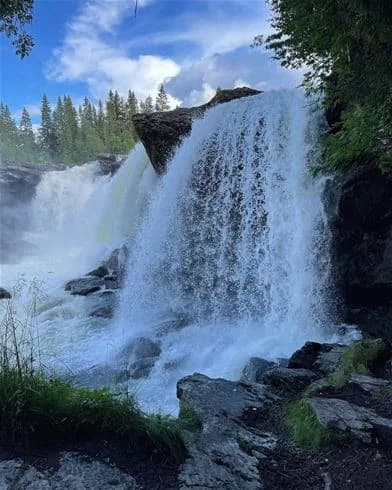 Upptäck Ristafallet Camping – unika ställplatser vid Jämtlands berömda vattenfall. Året runt-öppet, nära natur, fiske & skidåkning. Boka din plats nu!