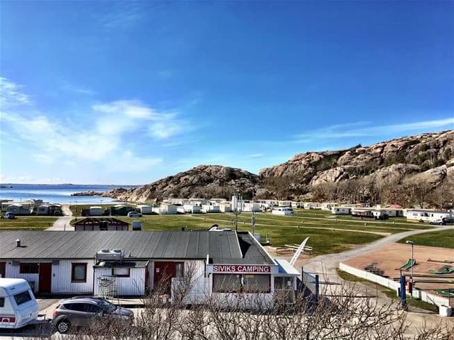 Hitta din perfekta ställplats vid havet på Siviks Camping i Lysekil! Njut av sandstrand, klippbad, minigolf & gratis duschar. Nära centrum. Boka idag!
