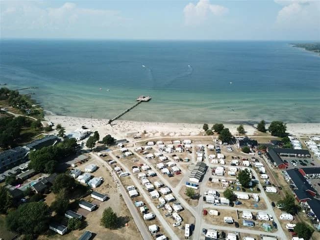 Hitta din perfekta ställplats på Köpingbaden Camping, Öland! Strandnära camping i Köpingsvik med husbilsplatser, padel, bar & After Beach vid havet.